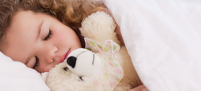 little girl sleeping with her daddy 660